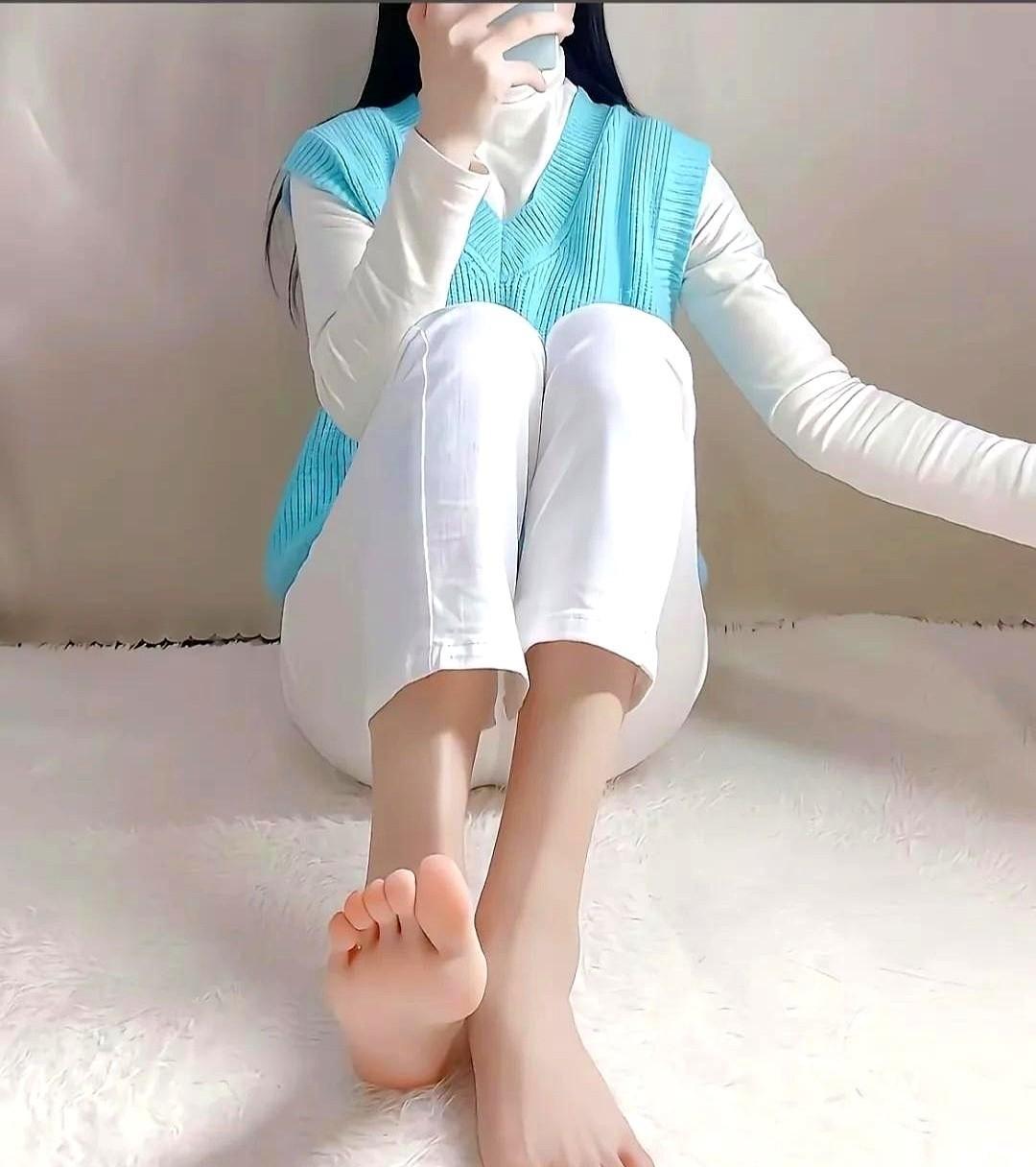脱鞋那刻，脚趾头终于敢喘气了。
磨破的皮，勒出的红印，不是你太娇气，是职场没把你