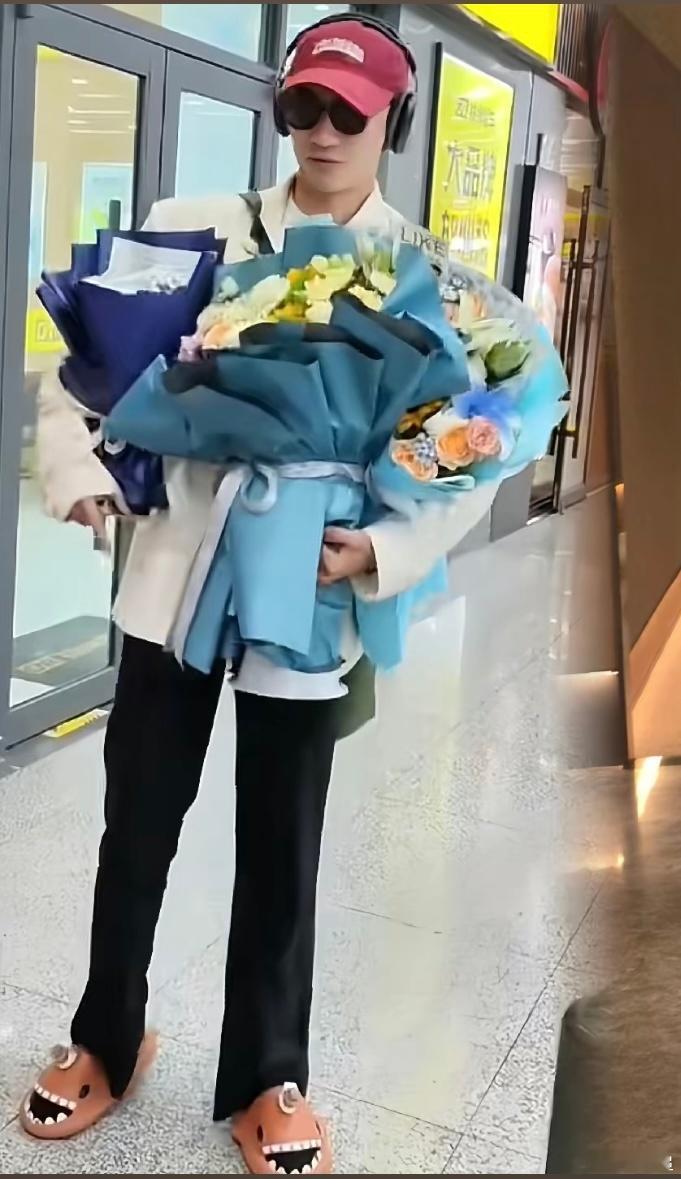 哈哈哈哈沉思真的很好笑啊[泪奔] 机场穿搭被吐槽丑爆了土风了！ 回去默默练习穿搭