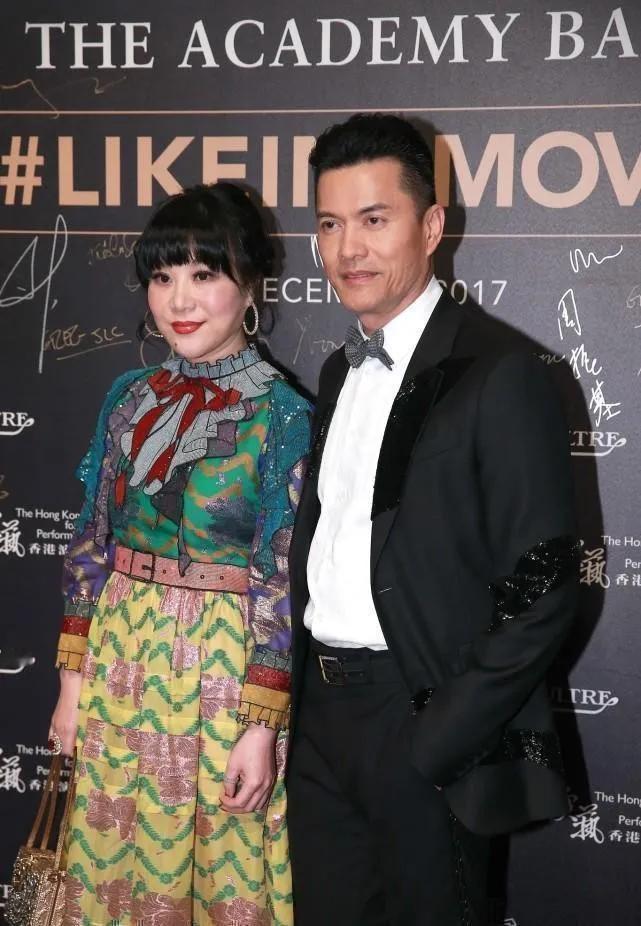 吕良伟已经68岁，他的妻子65岁，但他们仿佛吃了防腐剂，活力四溢。她依旧美丽动人