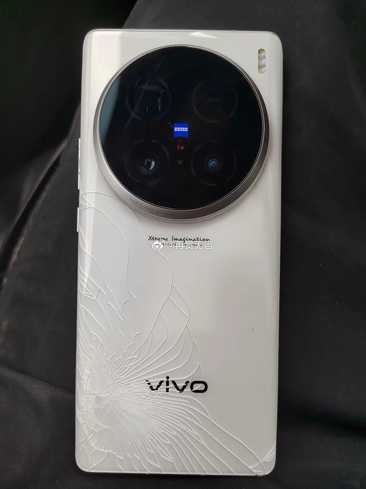 辛辛苦苦攒了那么久，才换来的手机。一眨眼，屏碎了，心凉了。它哪管我有没有余粮，一