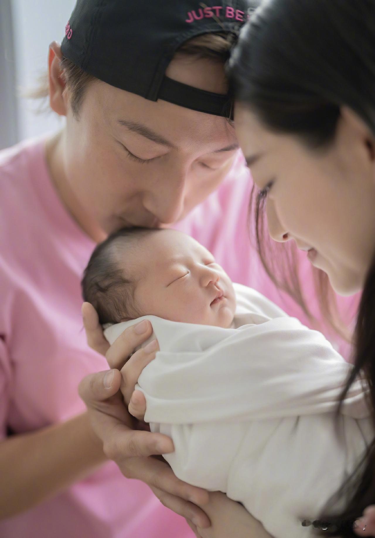 方力申喜迎千金一枚，正如之前他分享得一样，孩子的性别早已提前揭晓。方力申也没藏着