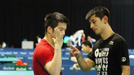 【张继科主动教樊振东反手】张继科主动教樊振东反手，始于2013 年巴黎世乒赛，他
