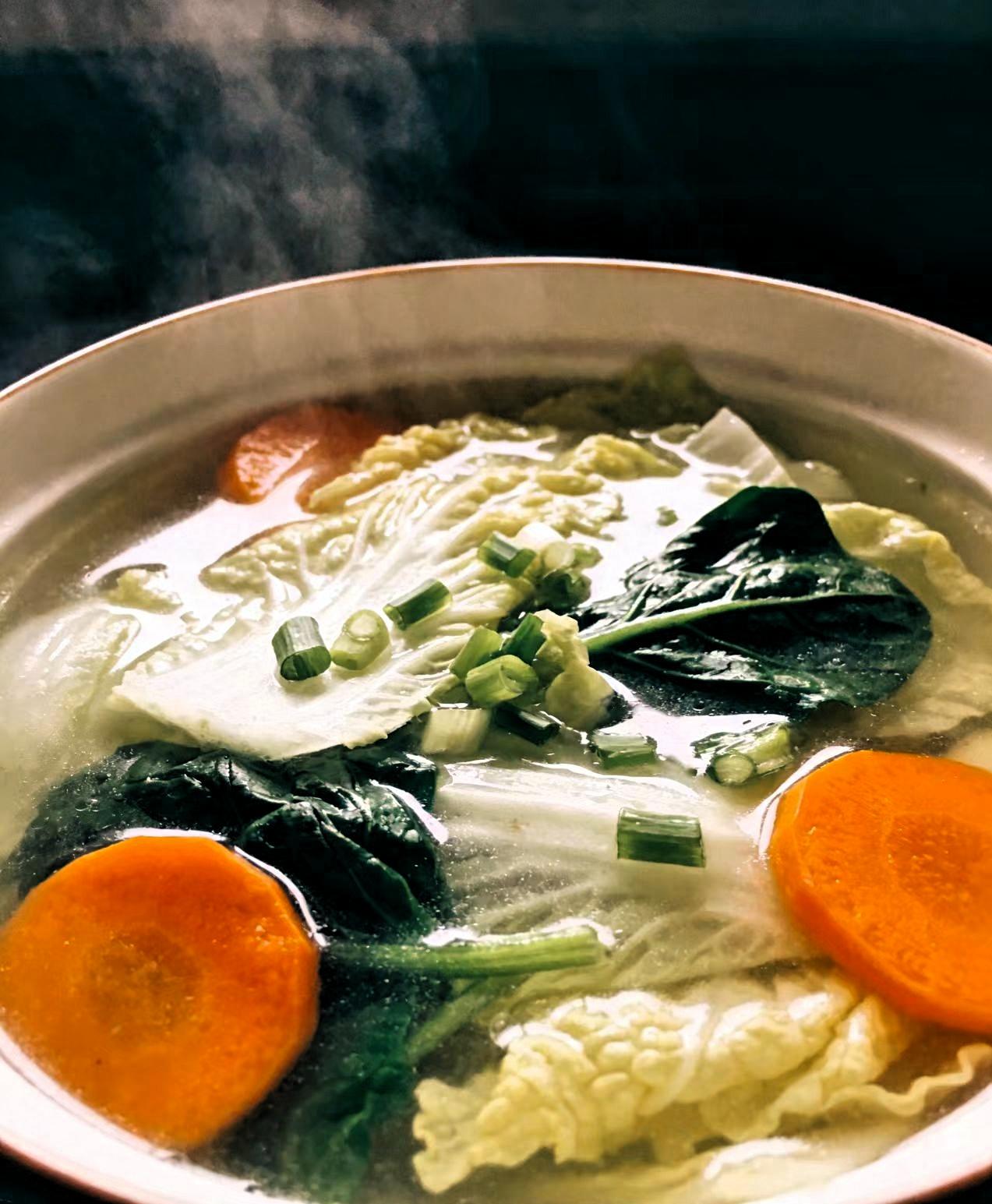 女人千万不要过度减肥，我有一个女性朋友，39岁，她已经靠饿肚子减到八十斤了，为了