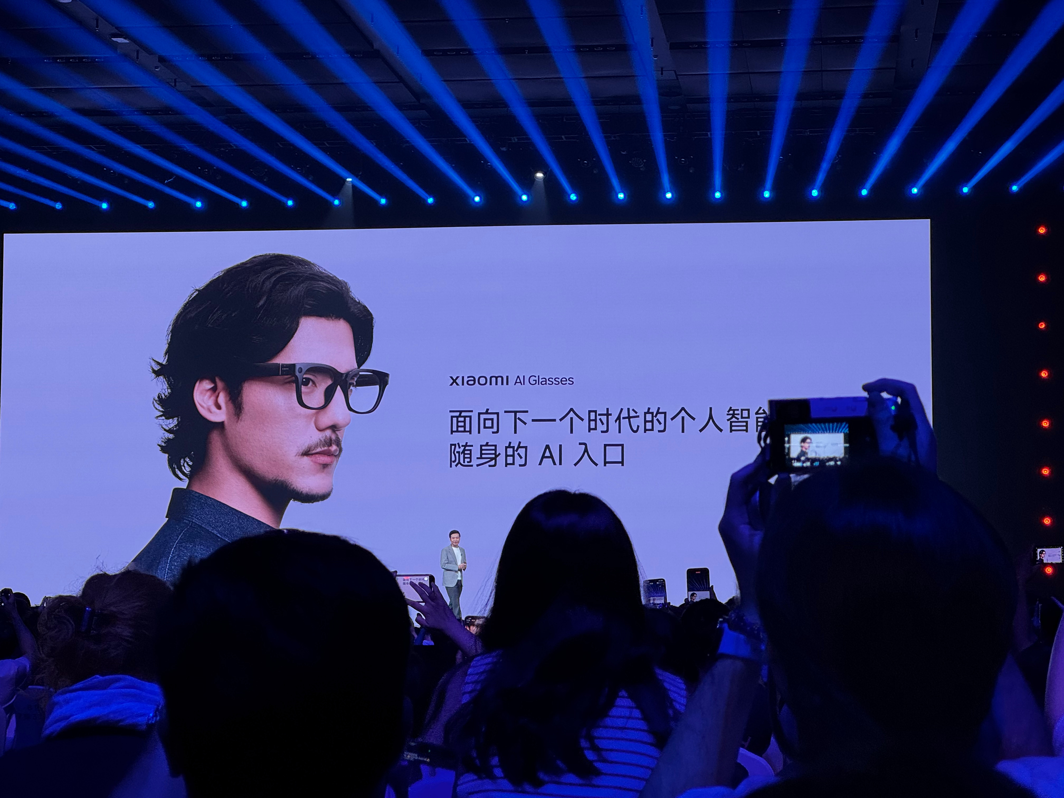 小米发布会 小米的 AI 眼镜拍照还能直播这个功能有有点强镜片还能电致变色199