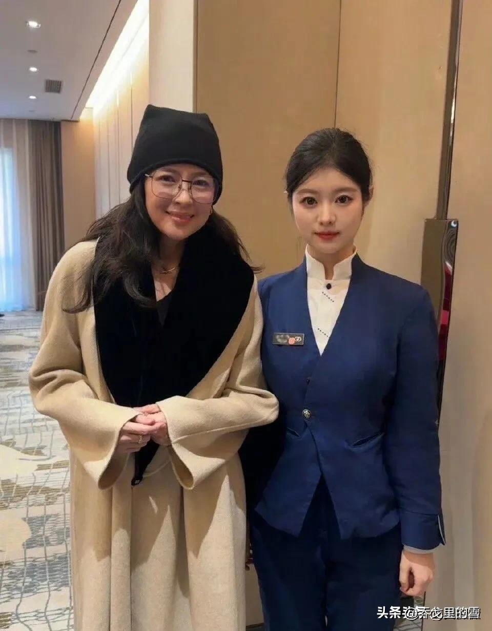 网友酒店偶遇章子怡，本人太亲切了，作为国际大明星，一点架子都没有，竟然和一个服务