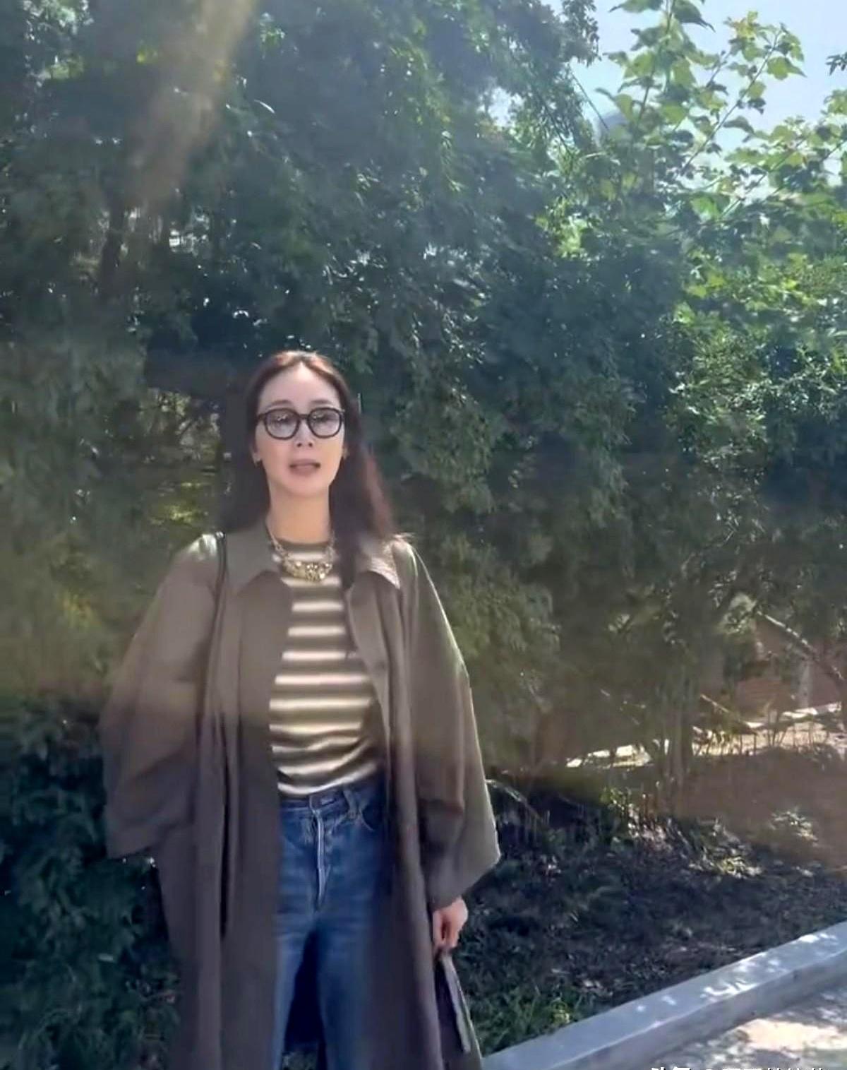 近日，演员崔智友在自己的Instagram上上传了多张照片。照片里她踩着秋日阳光