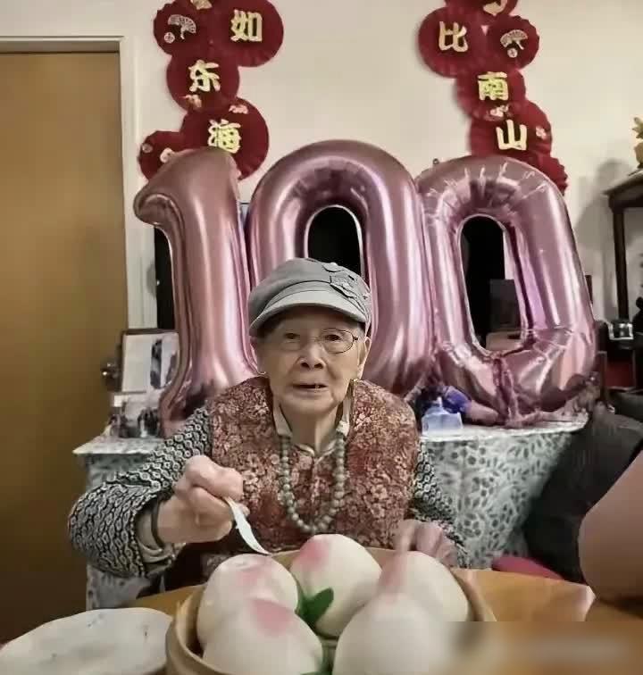 梅艳芳的妈妈覃美金都100岁了，吃着长寿面和大寿桃，看着非常健康啊！这真是太令人