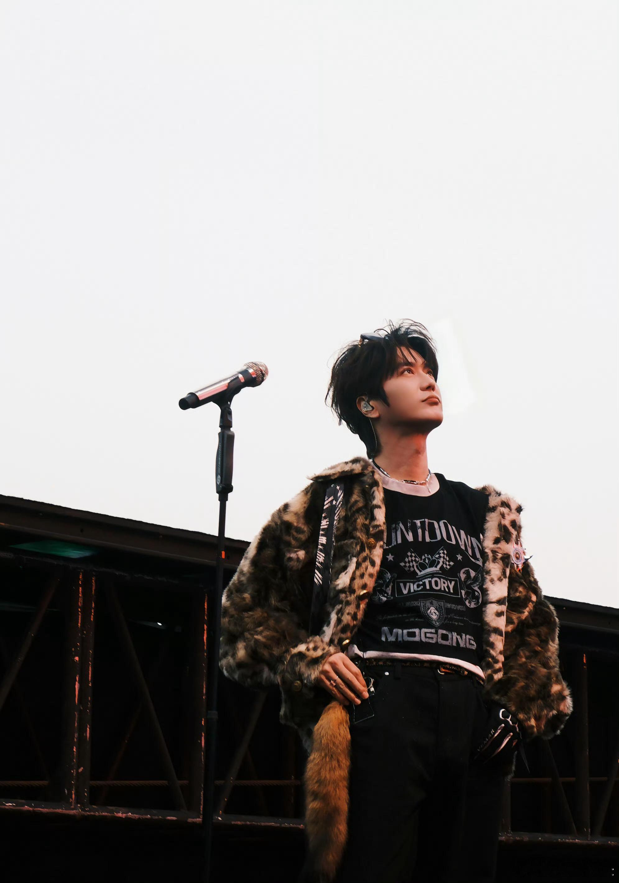 陆虎线下见完线上见陆虎也太宠粉了！演唱会刚结束就开直播，线下没看够，线上继续沉浸