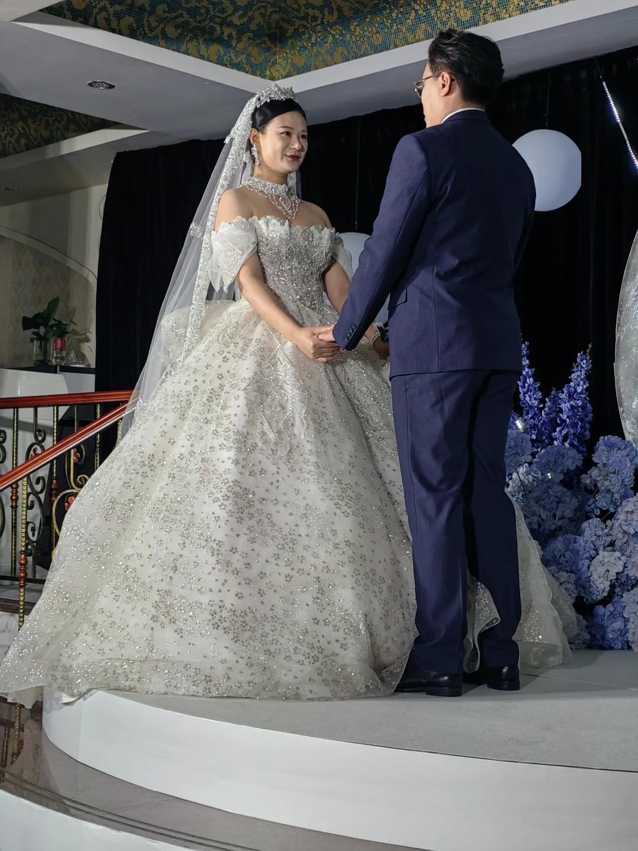 #秋日生活打卡季#
        10月6号是个好日子，同学家女儿路长星、女婿