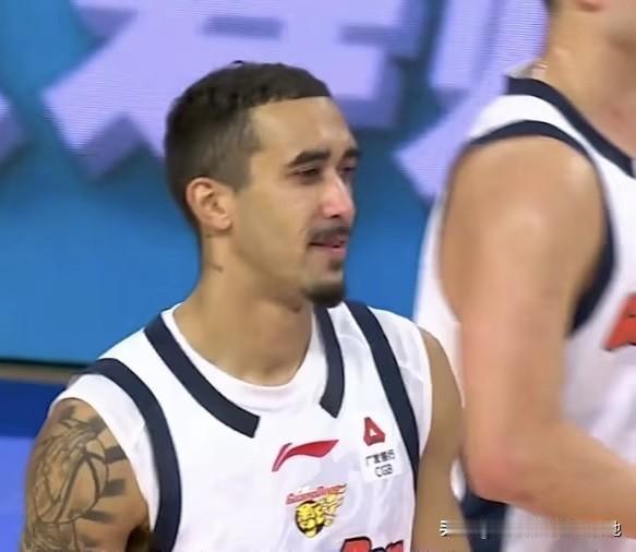 外援明显比上赛季要好用，萨林杰稍微差些，但也能发挥积极作用；奎因和萨姆纳很强，有