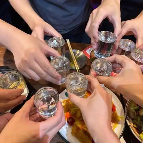 前些天约了已经退休多年的老校长小聚喝酒，老校长对我算是有知遇提携之恩，当年他还在