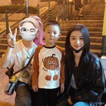 #王楚然蹲下与小朋友合照#   近日，有网友发文晒出在澳门旅游时，偶遇演员的图片