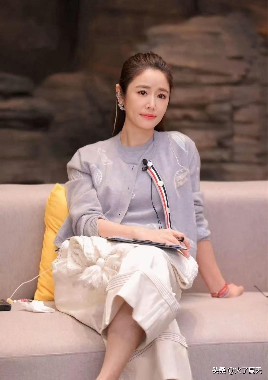 林心如的中年穿搭太会了！灰色开衫配白色阔腿裤，简约大气，高级感直接拉满～ ​​​