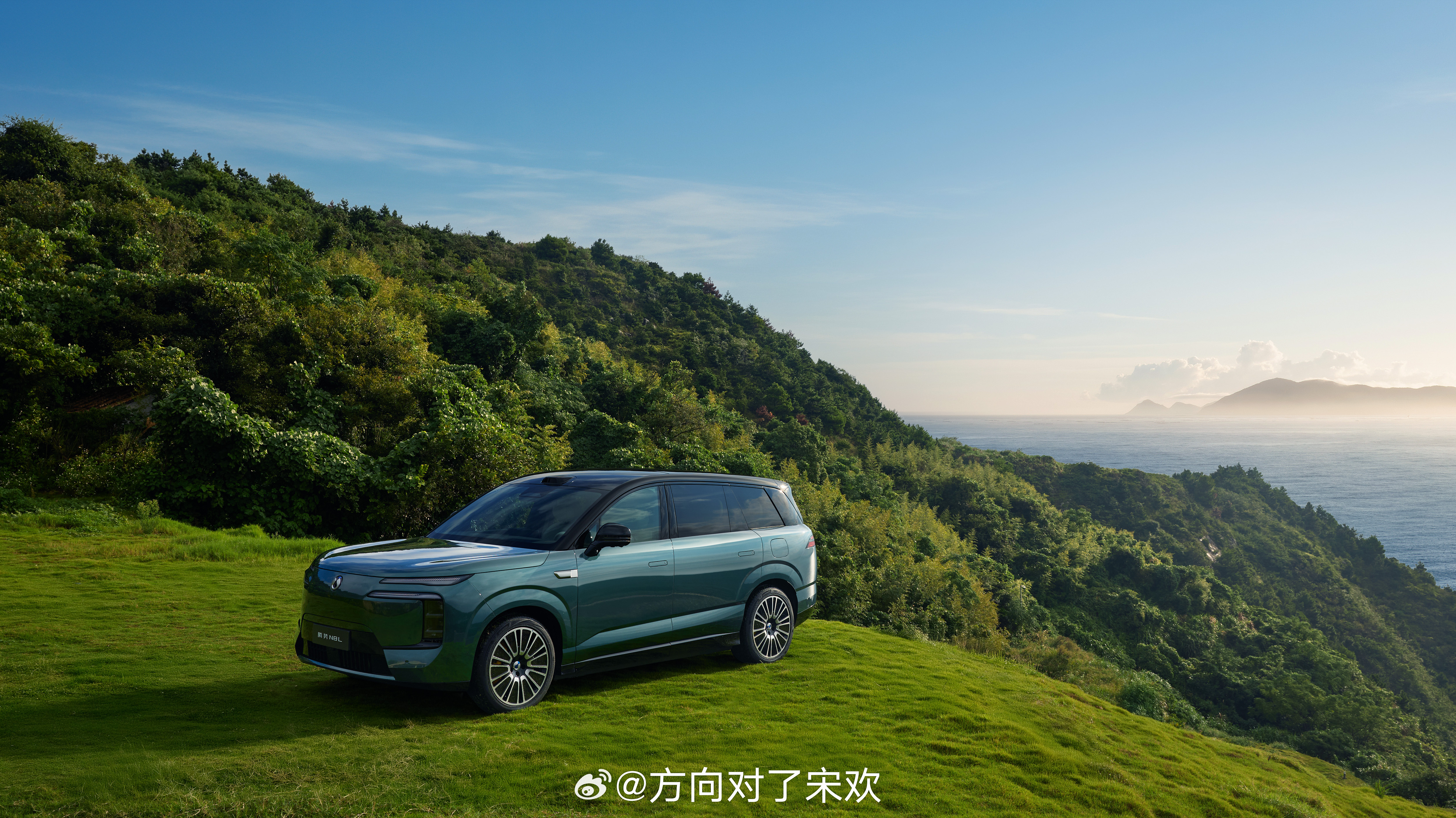 腾势N8L这波双色福利有点香啊！霜云墨、翠华墨这两款高定车色本来选配要1万，现在