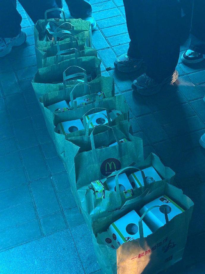 鹭卓逆应援投喂粉丝这下要爱鹭卓一辈子了一次次的暖心举动不断叠加，鹭卓用长久不变的