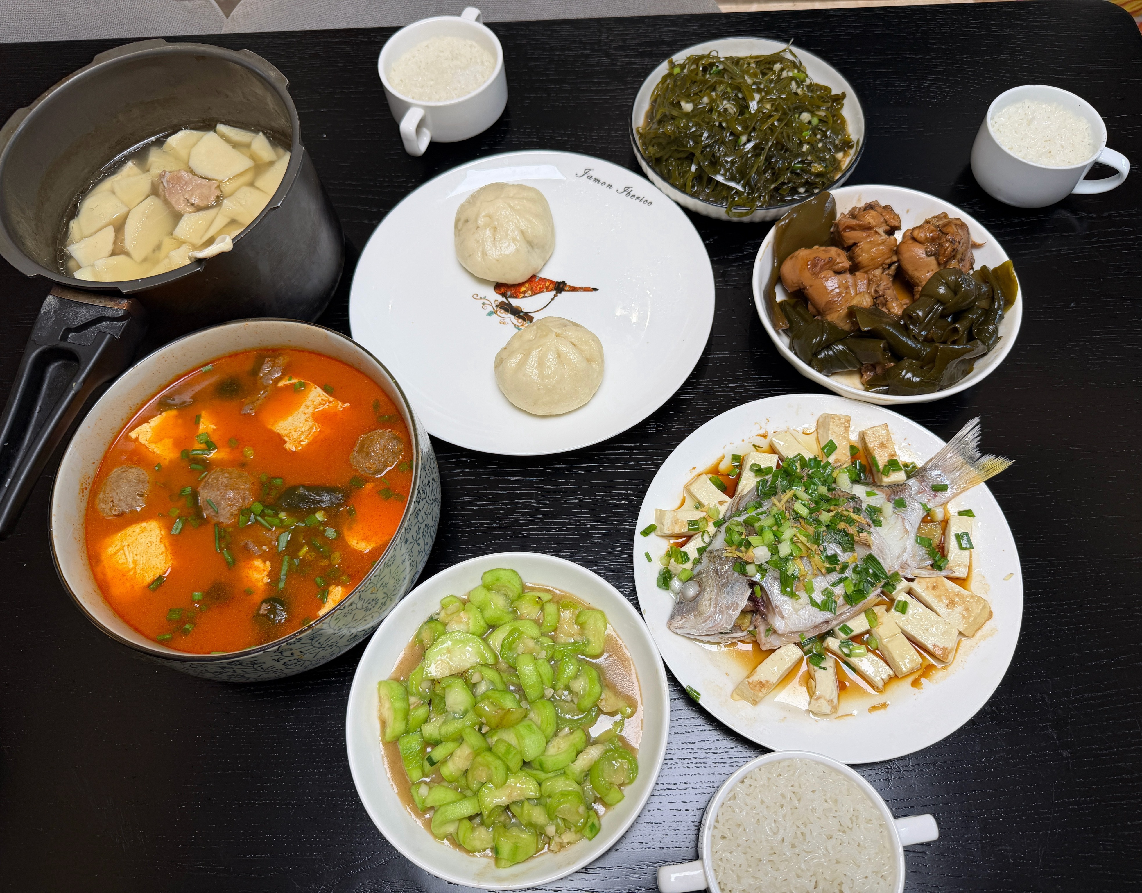 吃饭了。婆婆精力太好了，煮一桌饭菜还能自己包包子。抽奖的酸汤我都顺丰寄出去了，朋