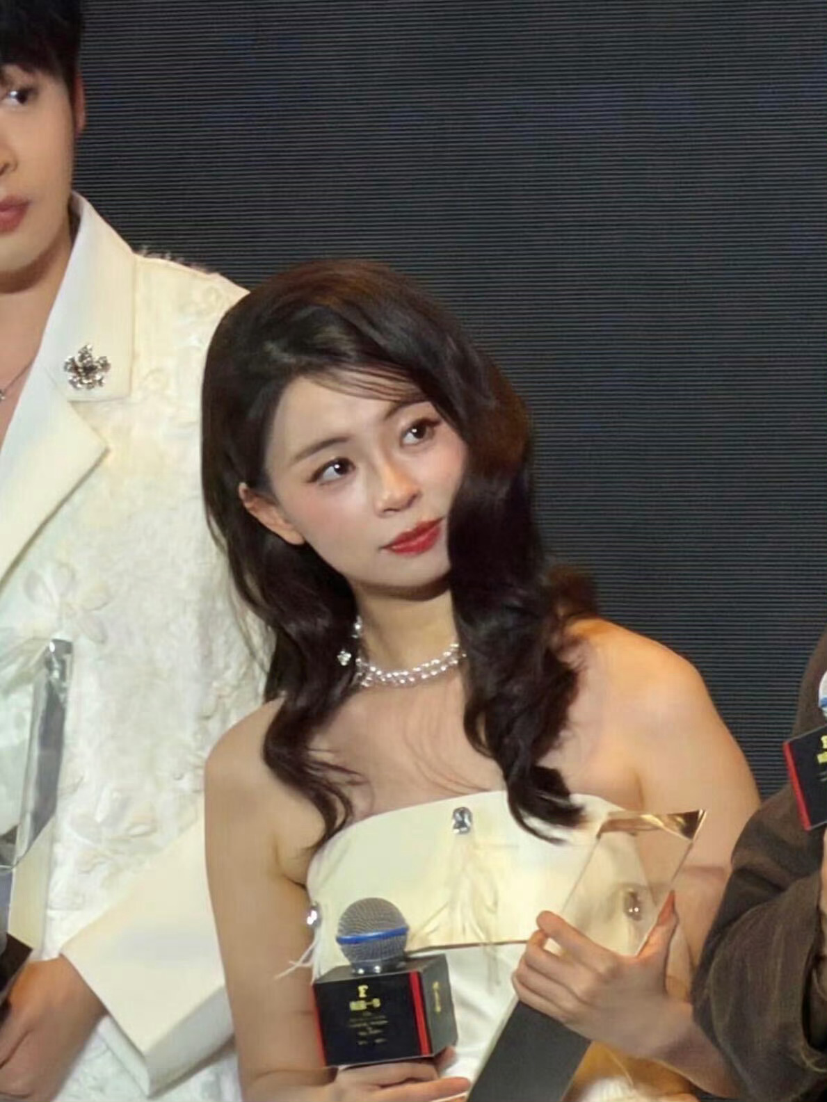 王男每次在台上都觉得自己有两米高王男站在舞台上的样子自带光芒，那一刻他仿佛拥有两