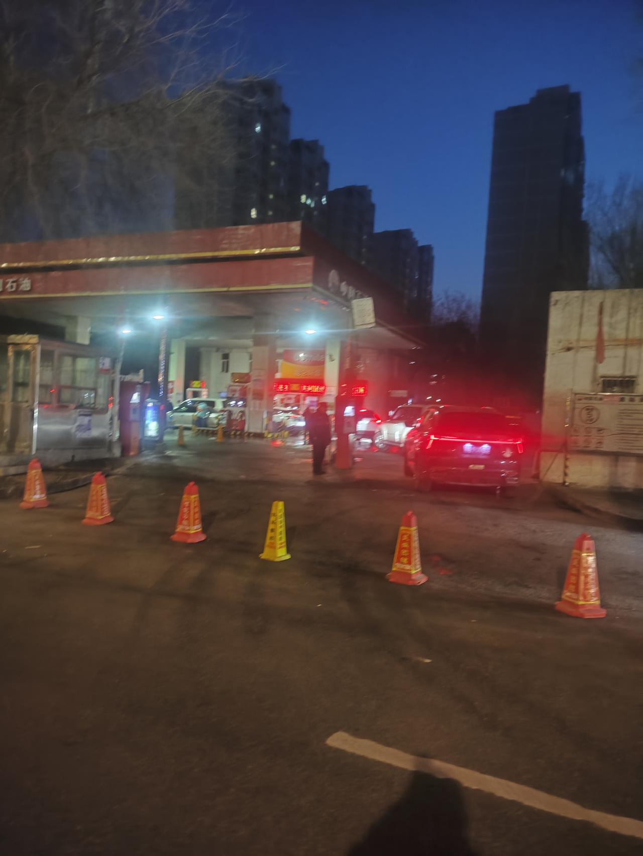 乌鲁木齐油价上涨前夜疯狂排队加油的车辆
 3月22日国内成品油调价窗口的最后一天