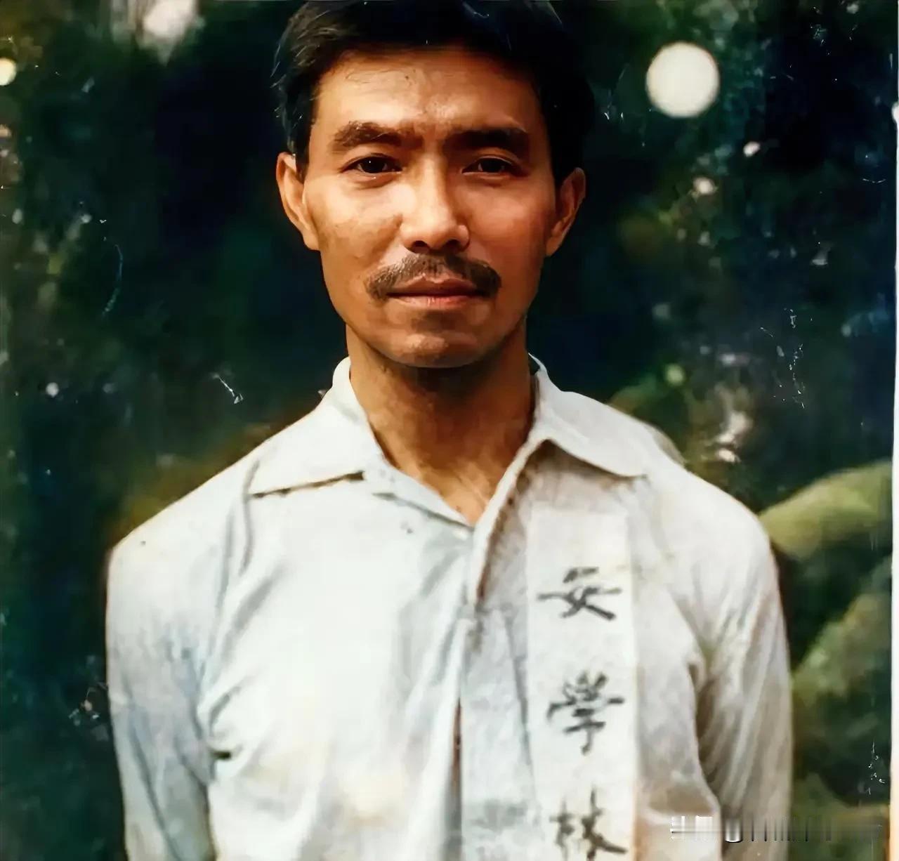 这是安学林烈士临刑前，最后一张照片，拍摄于1951年6月的台北马场町刑场，作为地