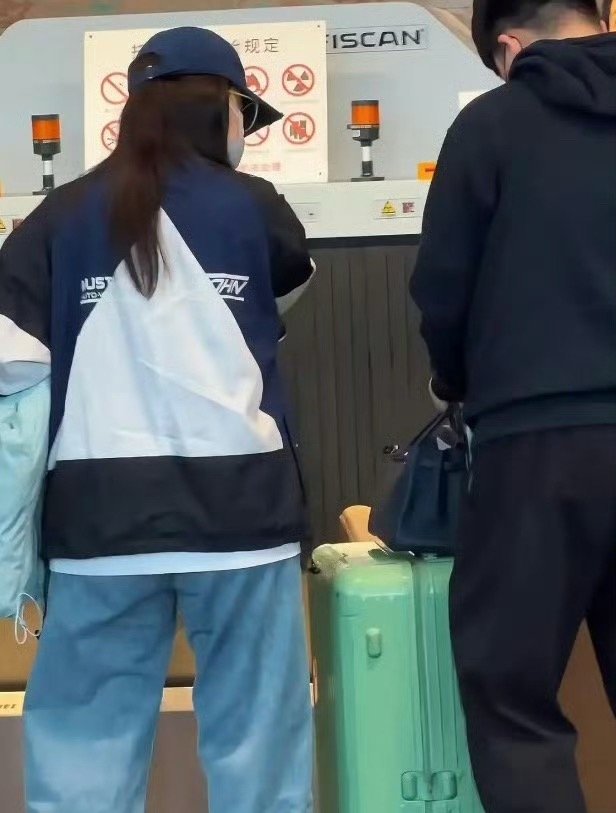 阚清子和老公一同现身机场阚清子终于嫁对人了！产后首露面和老公牵手走机场，低调又安