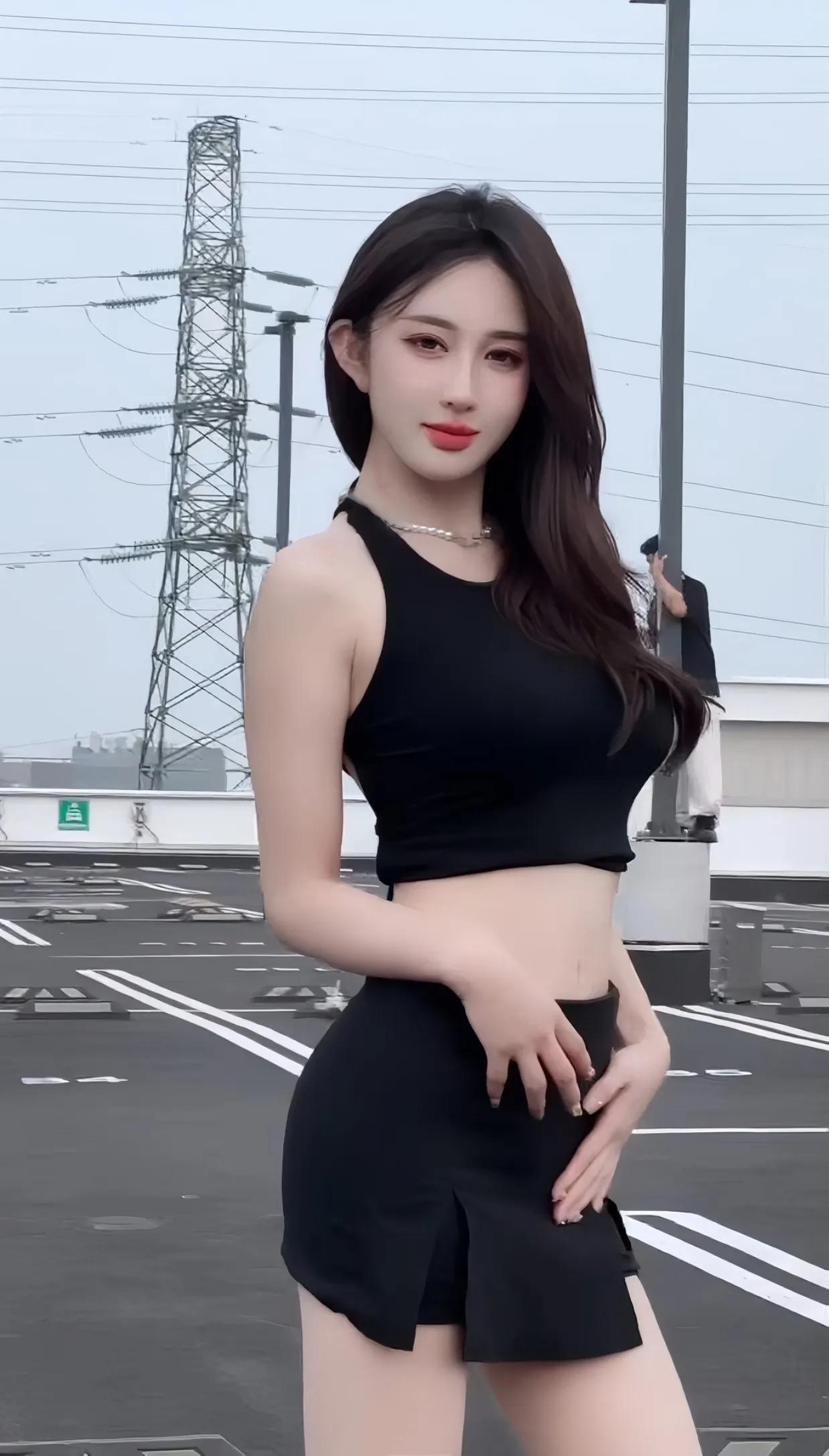 性感美女，曲线优美。#美女诱惑好身材# #极度性感美丽！#
