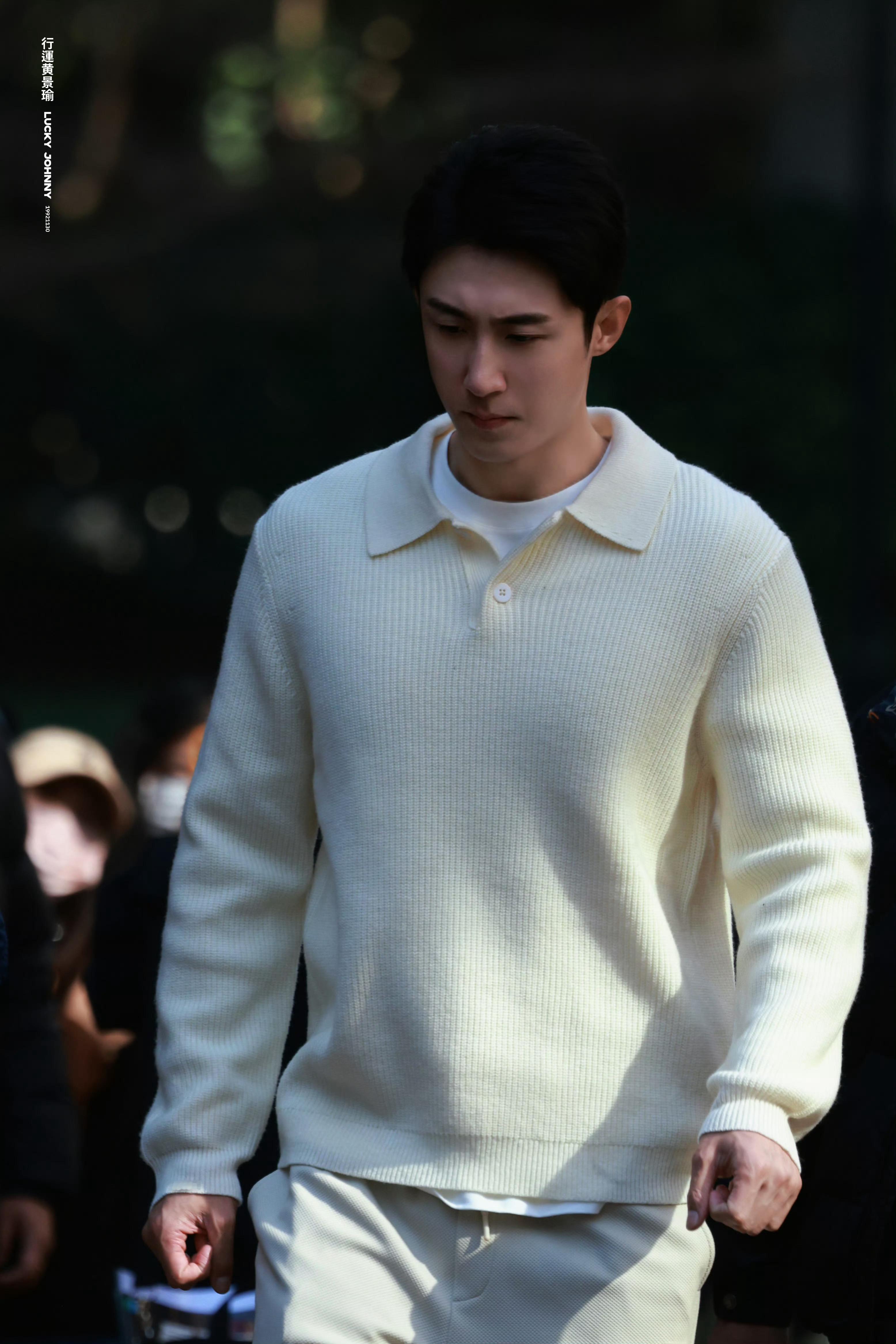 看到今天卢云翔的路透突然想起来，今天收工后黄景瑜是不是又要坐夜班飞机去广西，明天