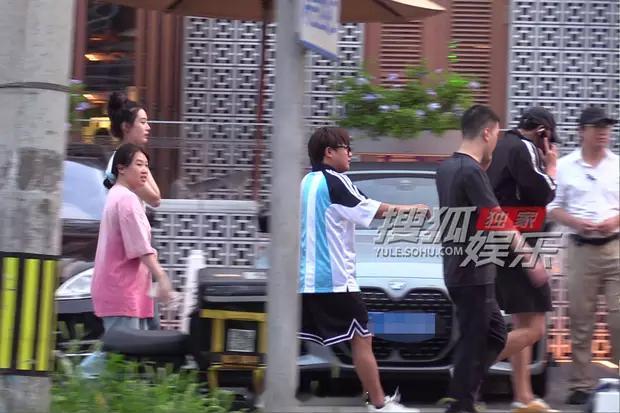 黄子韬徐艺洋带工作人员聚餐吃火锅路透图 ​​​