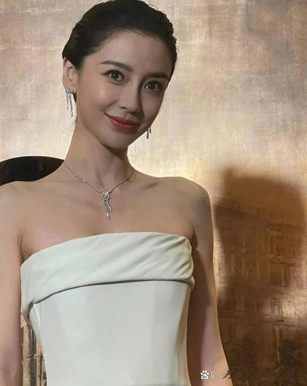 杨颖最近是不是太瘦了？这件白色高定礼服显得没那么惊艳了