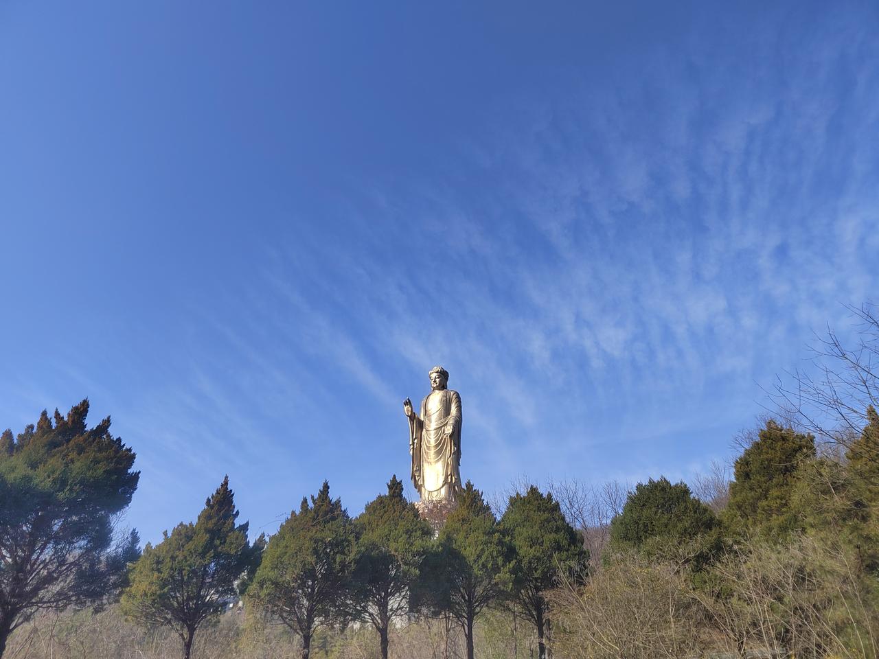 蔚蓝之下，金光闪闪，祥和向善。