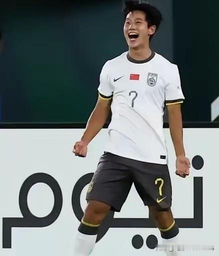 “英勇的向余望”！随着U23核心队员向余望一记远射炮弹穿透越南网底，某解说员送给