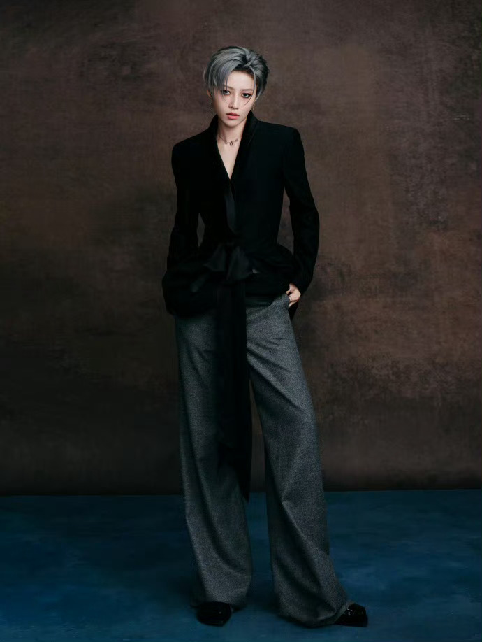 微博之夜微博之夜刘雨昕出图，以一身 Dior by Jonathan Ander