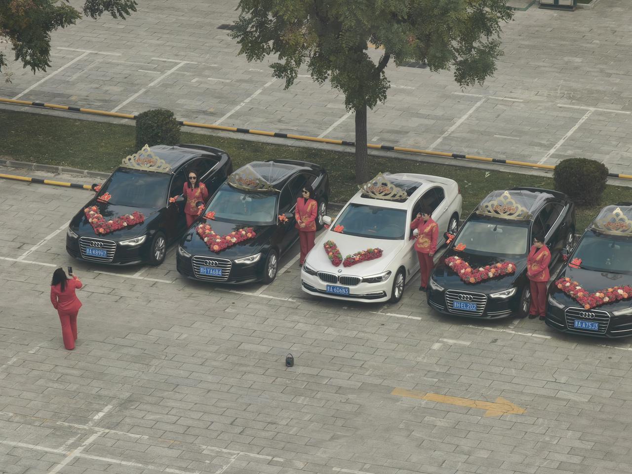 在山西原平某酒店偶遇娶亲的礼仪车队，披红戴花，那场面太喜庆了。礼仪小姐们站的整齐