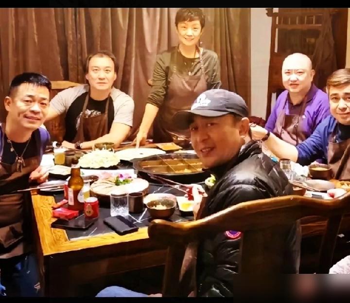 张嘉译一家三口加孙浩的火锅局，每次都能秒破离婚谣言！
孙浩可是个“关键人物”，