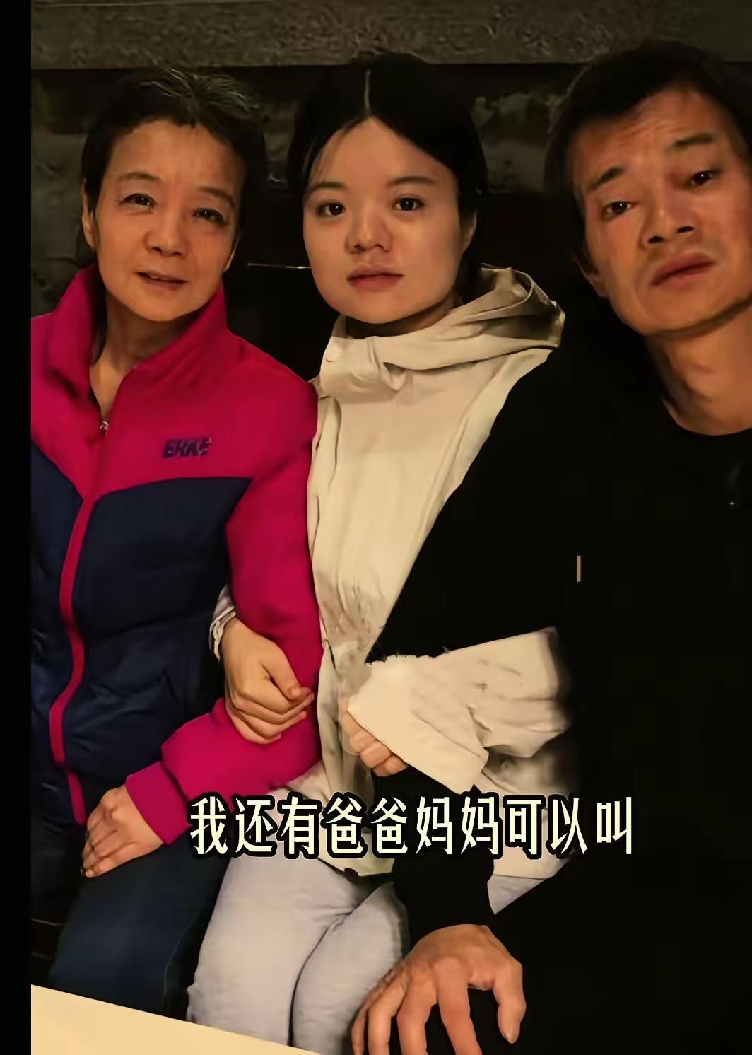 这是一则令人深受感动的故事，展现了人间的温暖与人性中的善良。故事中的小秋一家面对