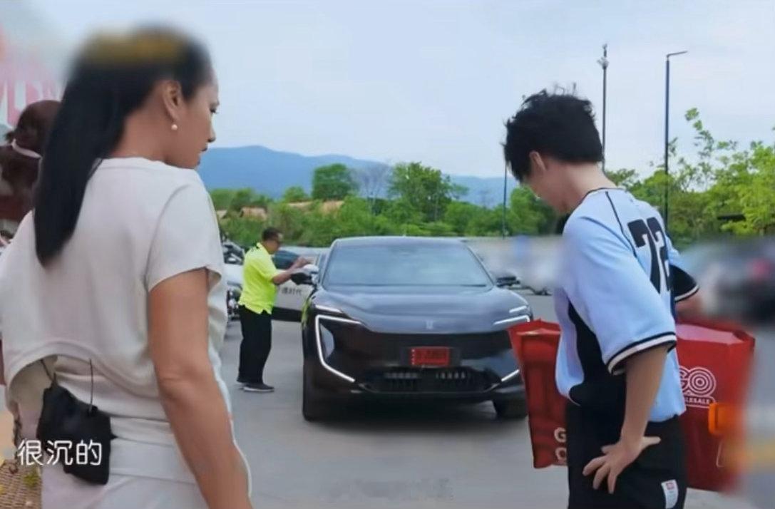 怎么没人跟我说王俊凯如此有梗 王俊凯的综艺感真的被藏了太久了吧！背着袋子等人被劝