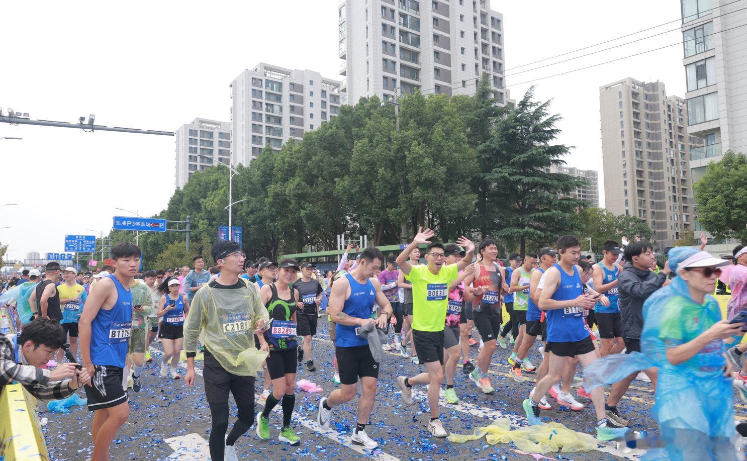 泰马精神状态太艺术了跑泰马赏凤冠别的马拉松选手都在那闷头卷速度，跟风似的往前冲，