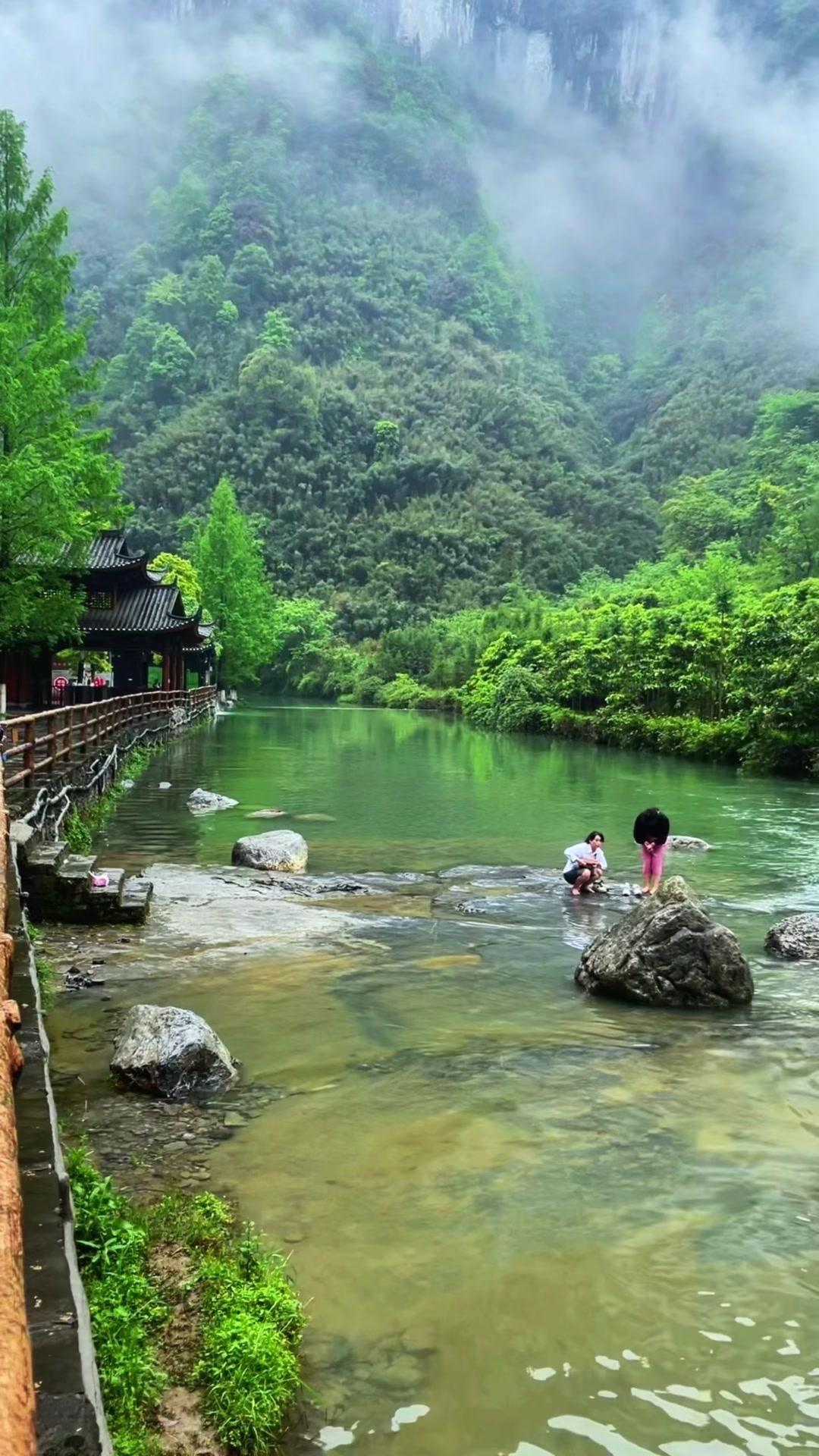 🌿藏在湘西的小众秘境，满眼都是层叠的青山与澄澈的绿水，像世外遗落的桃花源，踩在