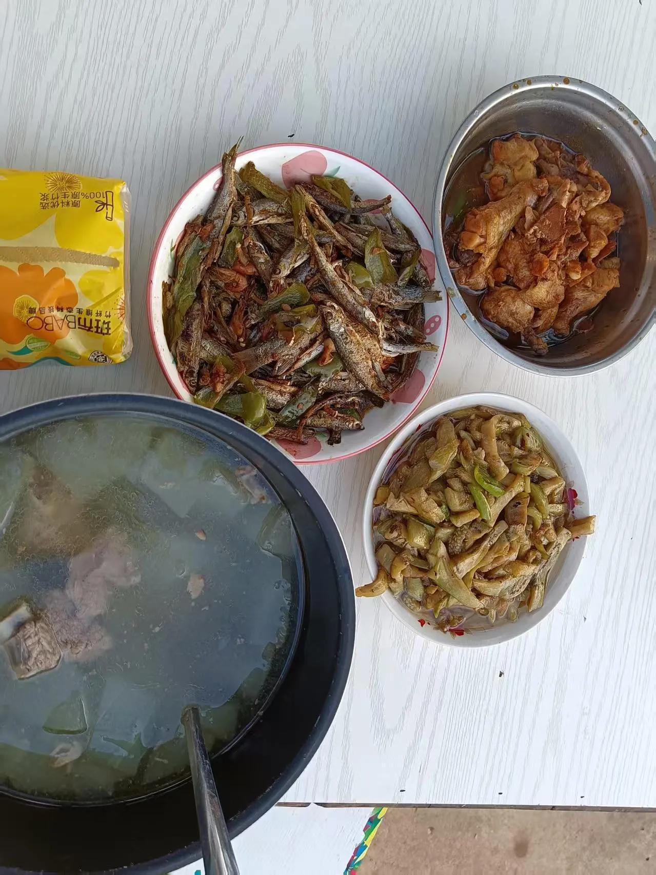 休假第三天的晚餐，在外面吃饭遇到下雨！

今天是我休假的第三天，下午的时候太阳突