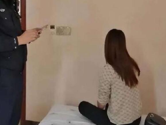上海，有个男子在网上认识了两个女网友，随后男子联系了三个所谓的哥们，说约好了一起