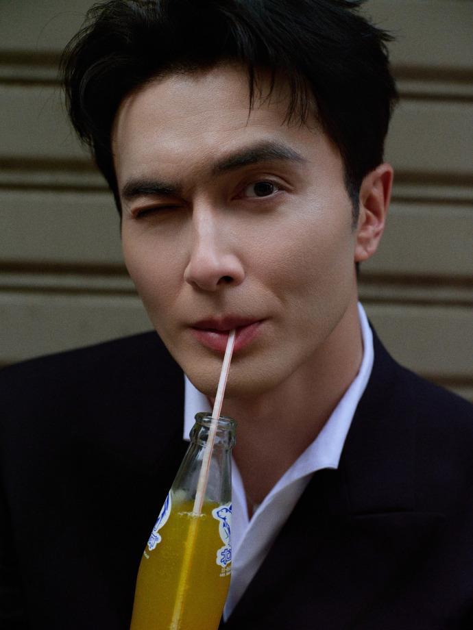 高伟光白衬衫苏感高伟光半挽白衬衫造型 又帅又贵气的苏感，真的是太让人觉得心动不已
