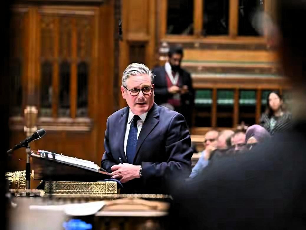 英国首相斯塔默现在真是焦头烂额，刚结束访华还没缓过劲，后院就起大火了。他亲手提拔