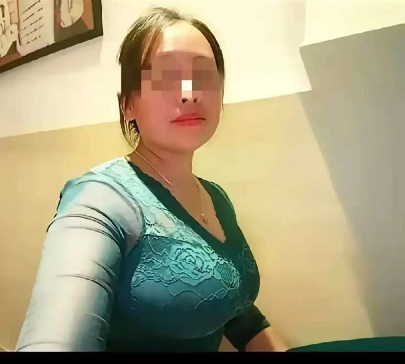 终于知道了，
两孩非亲生案中姜某的前妻，
为什么能游走在3个男人之间了！
能游走