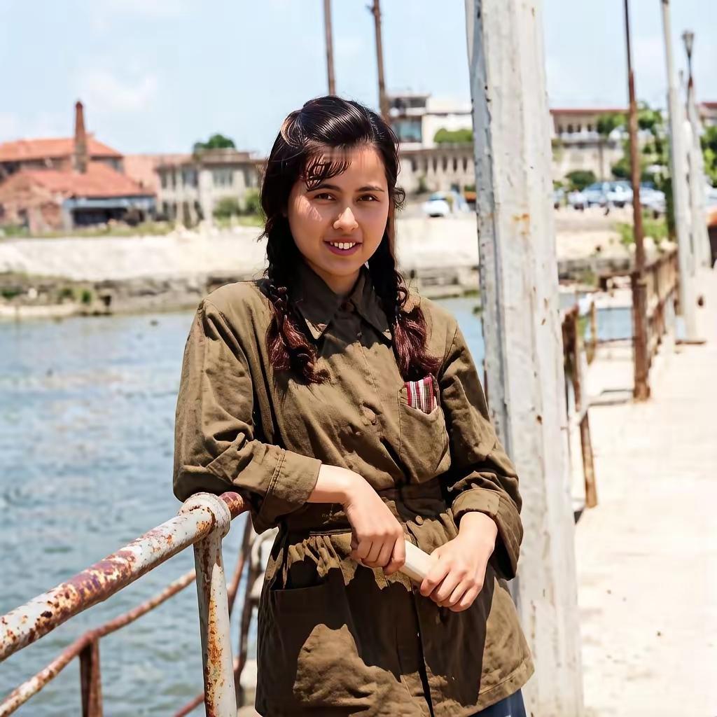 王铎：有人给杨洁在青岛栈桥的黑白照片上了色，这回不仅好看了，而且可以看的更加真切