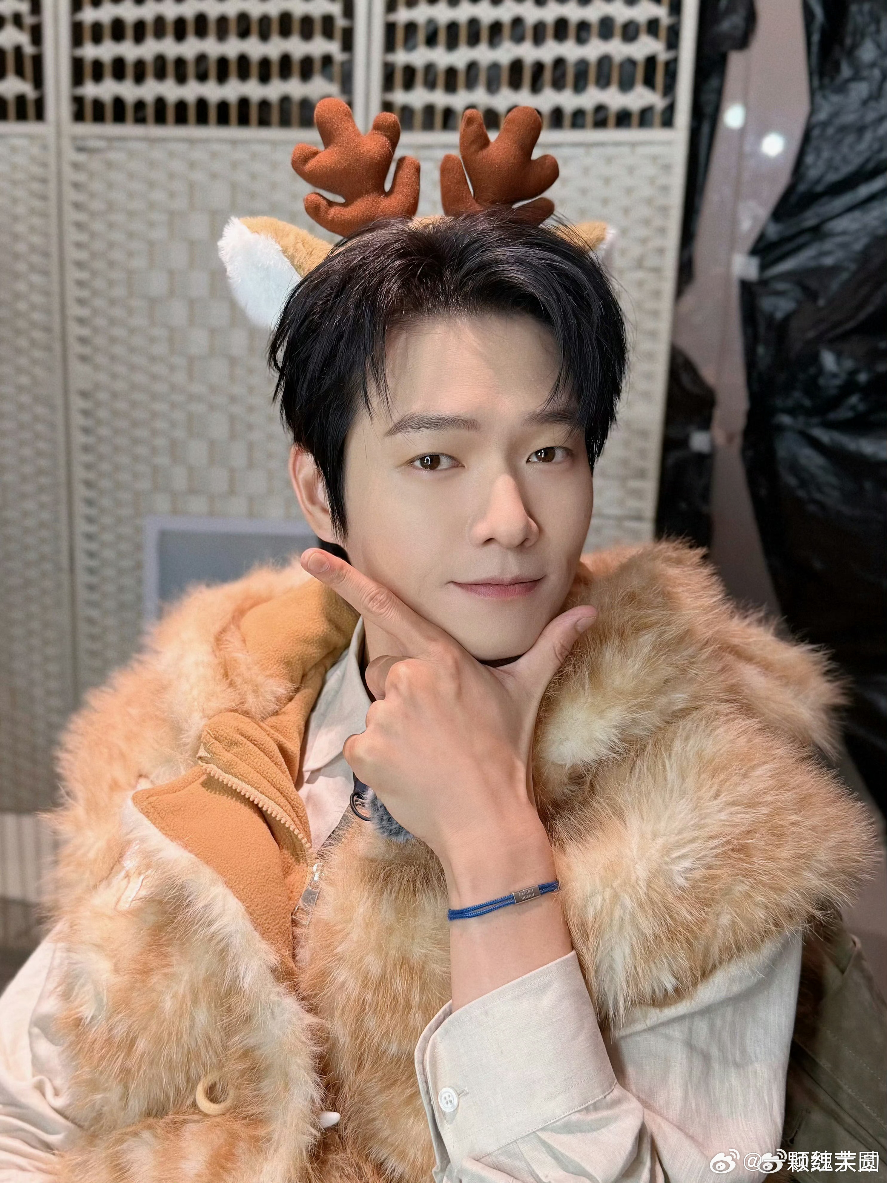 魏大勋 忙“鹿”中🦌 的自拍！萌萌哒