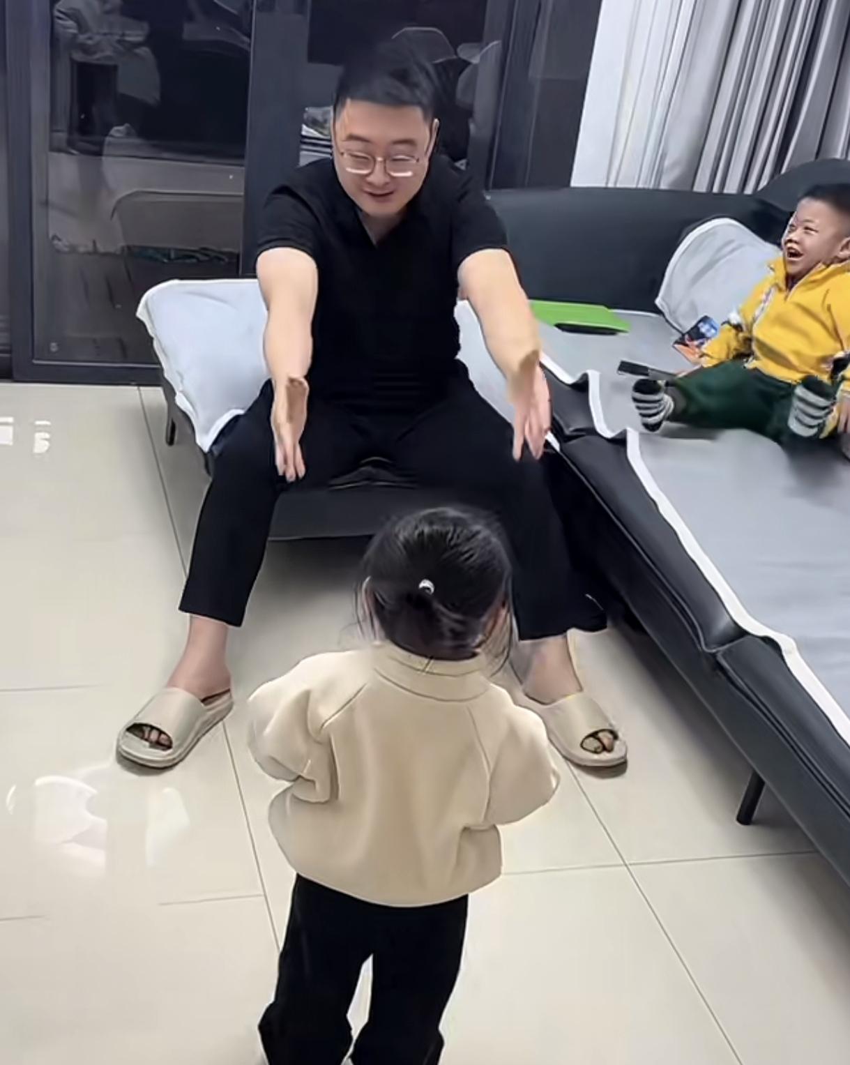 爸爸刚准备抱“皮夹克”
看到“小棉袄”跑过来
网友：扔的好丝滑，儿子：我永远会记