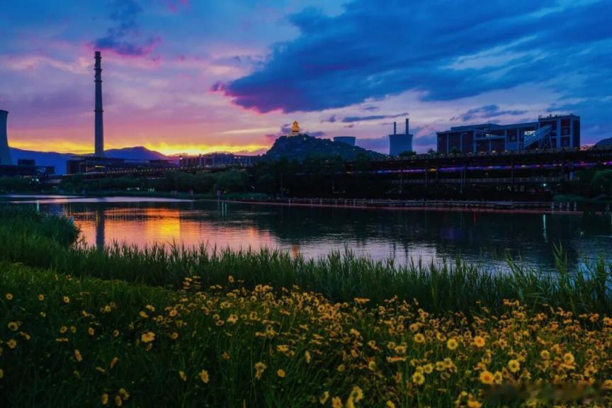 盛夏追光之旅微博旅行ing在北京石景山首钢园，夏日轻风吹过肩头，工业骨骼被花香包