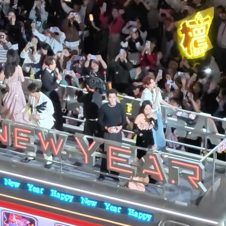 这里可以看到老公把娃娃专门扔在了亮着檀字灯牌的地方🥹🥹🥹 