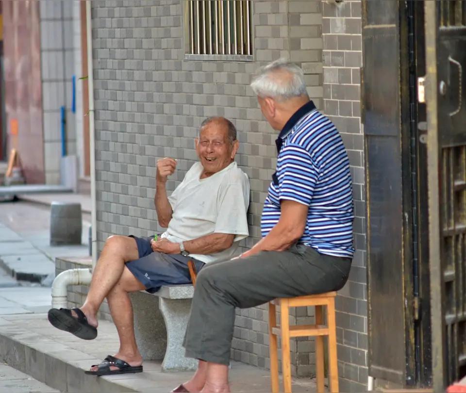 体制内退休的老王头，每年都去海南过冬，基本上是十一走五一回来。
老王也将近七十了