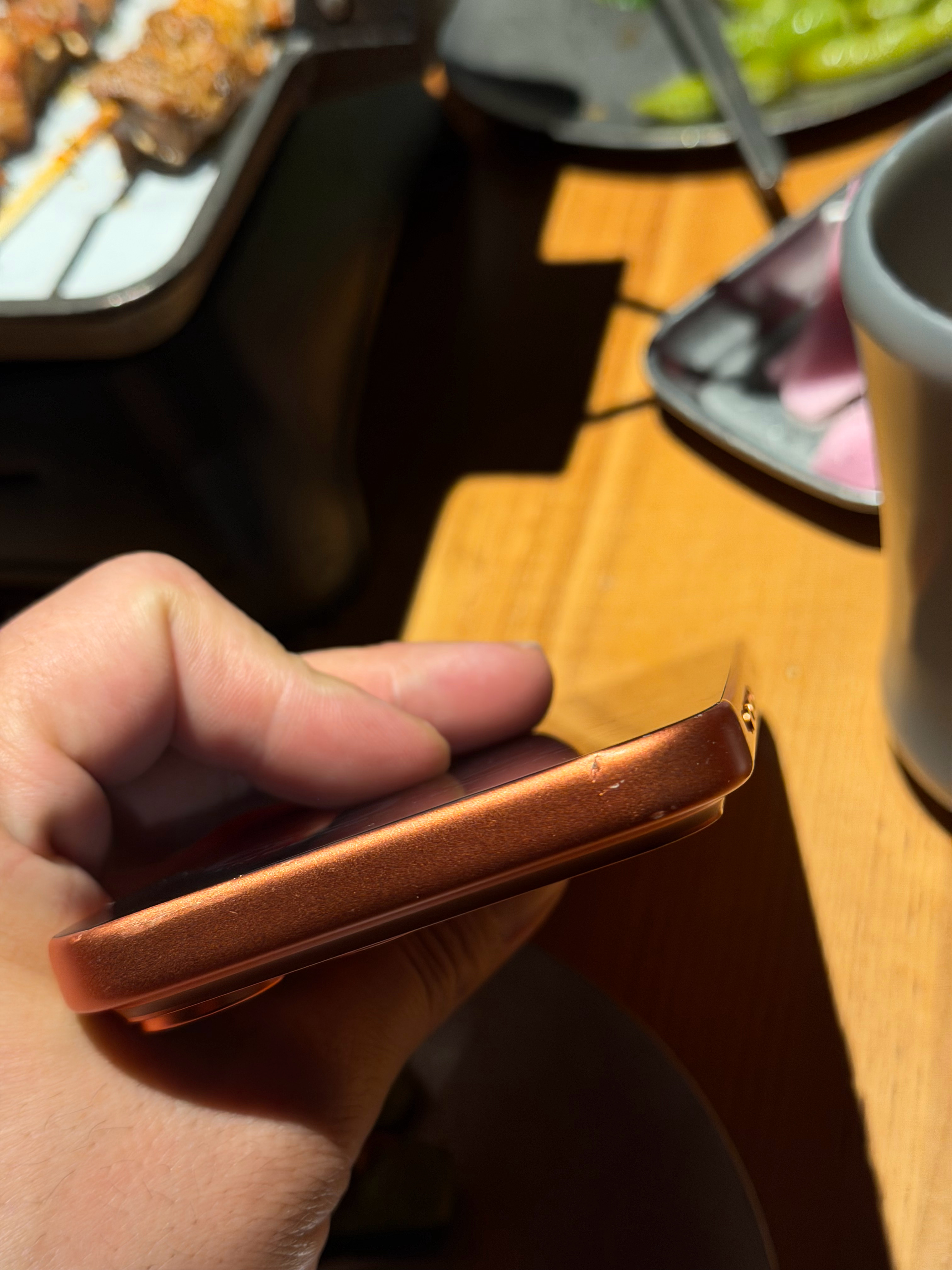 真遇到了，朋友用iPhone 从不戴手机壳的，非富即贵，另外，朋友说的：我用手机