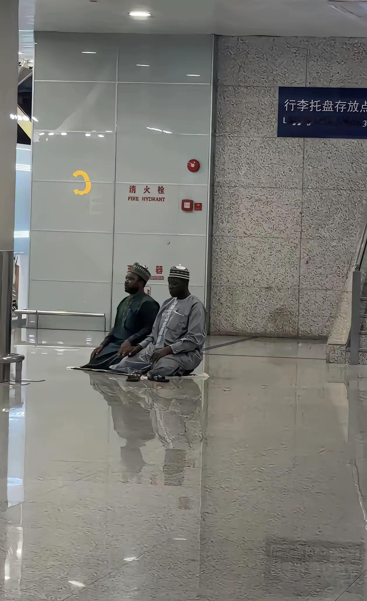 面对这局面，该怎么应对？
有人会问：你会去阻止吗？
答案：我不会！
不是我不爱国